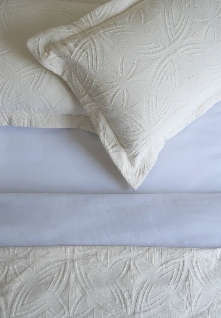 Niraa EarthLoom: Elara Bed cover set